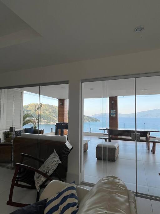 Casa com vista espetacular e piscina em Angra