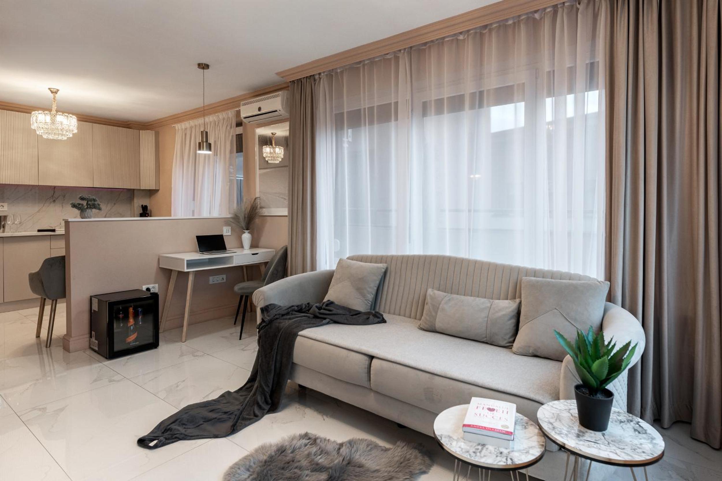 The Episode - Jacuzzi Penthouses