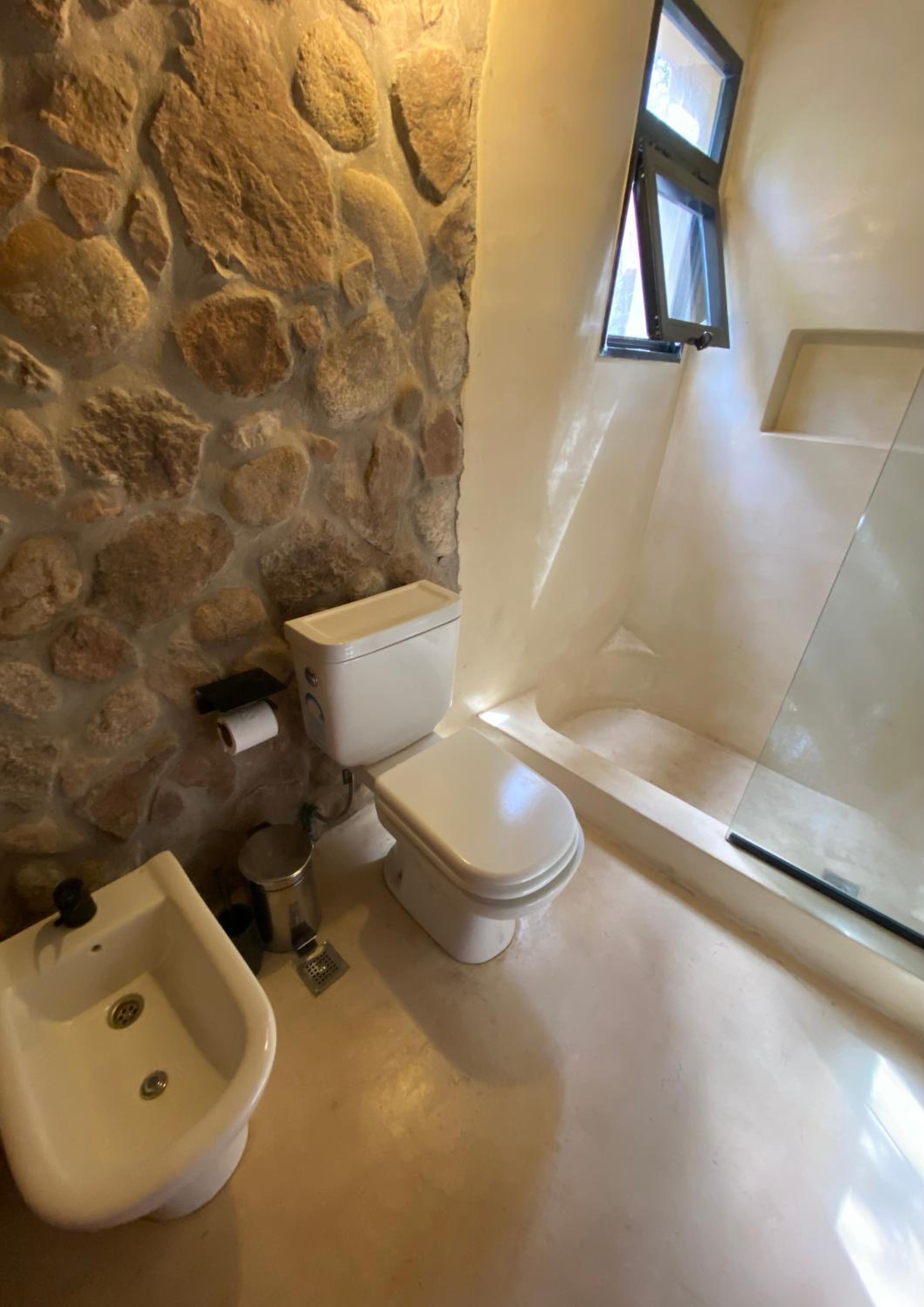 Casa de piedra con jardin y pileta - privada