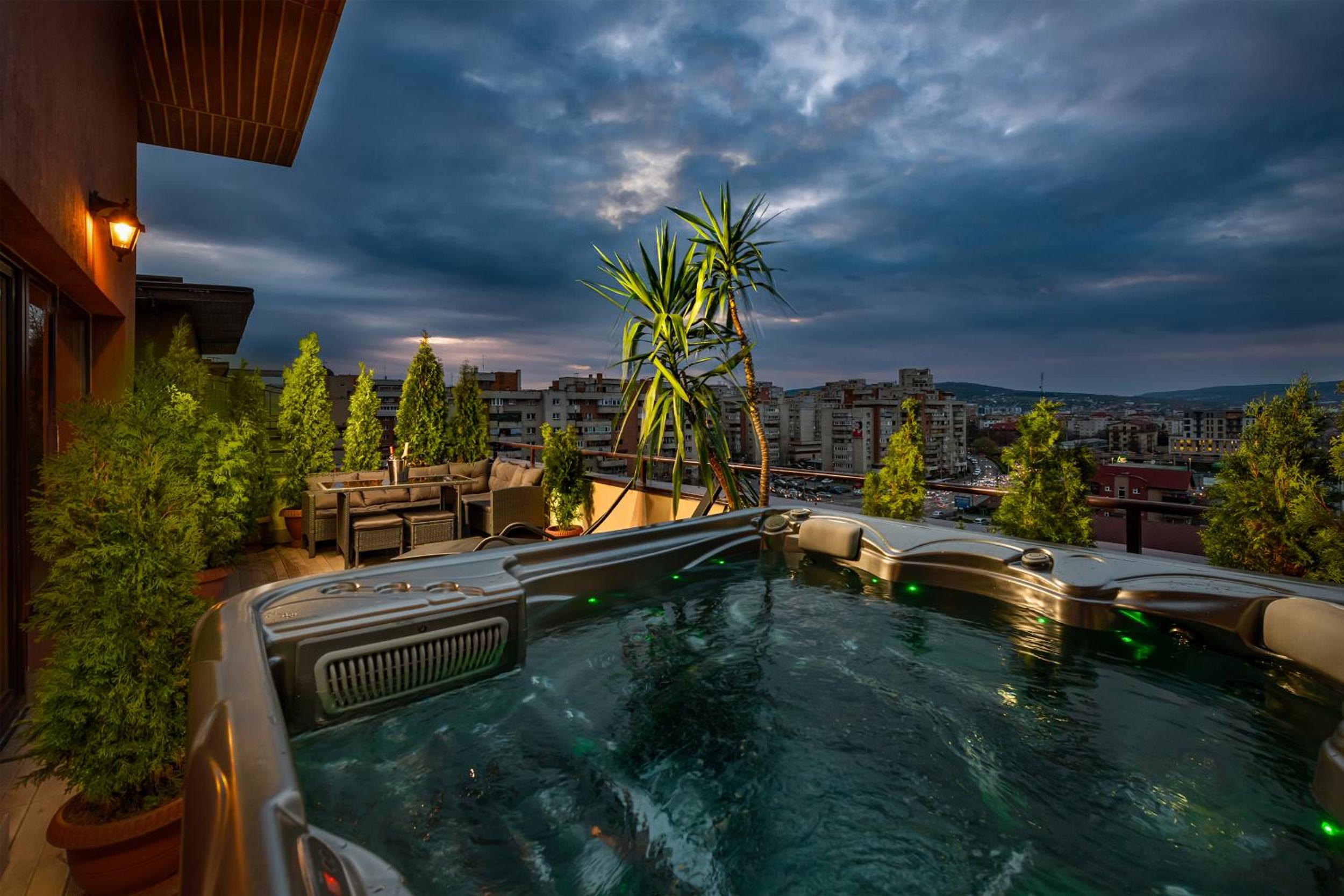The Episode - Jacuzzi Penthouses