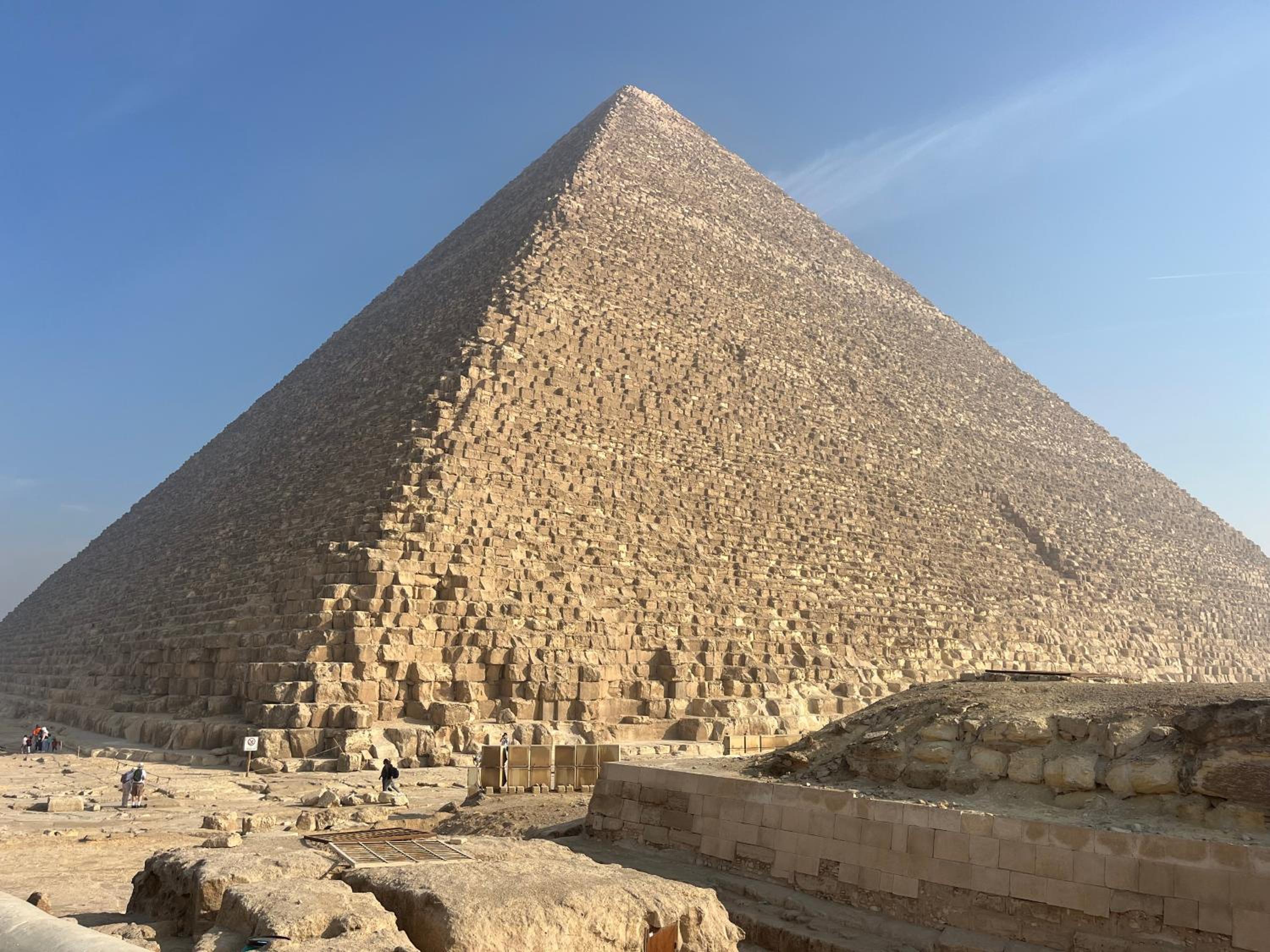 New king hur pyramids
