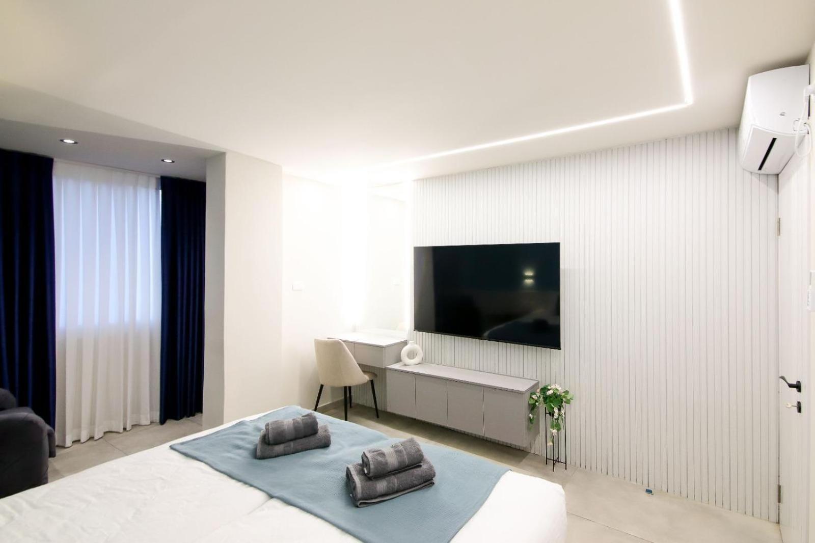Mamilla Brilliant Emerald 1 view 2