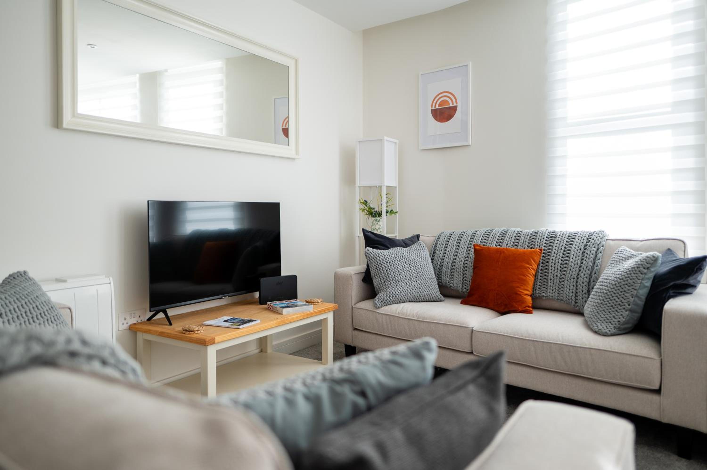 Bright and Spacious 2-Bed Apartment view 2