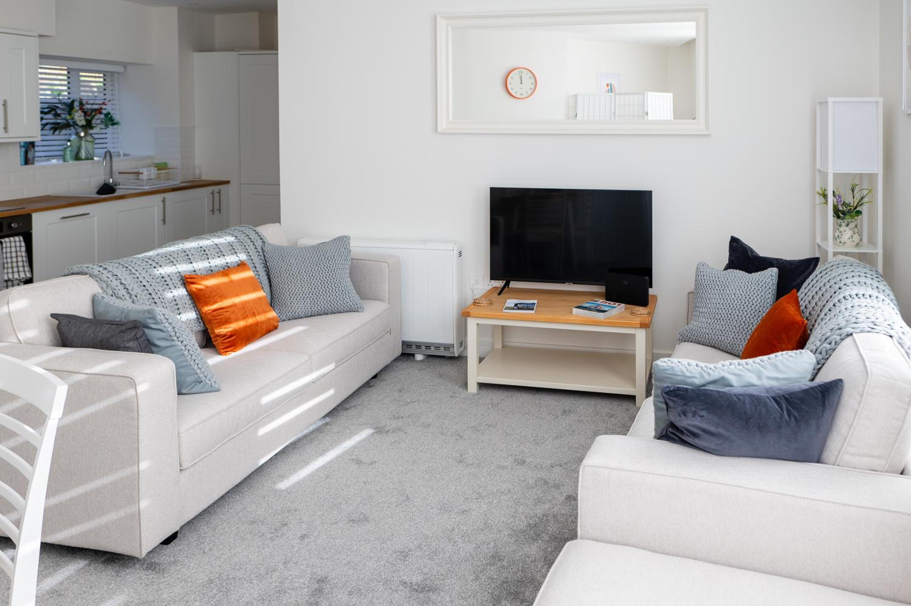 Bright and Spacious 2-Bed Apartment view 5