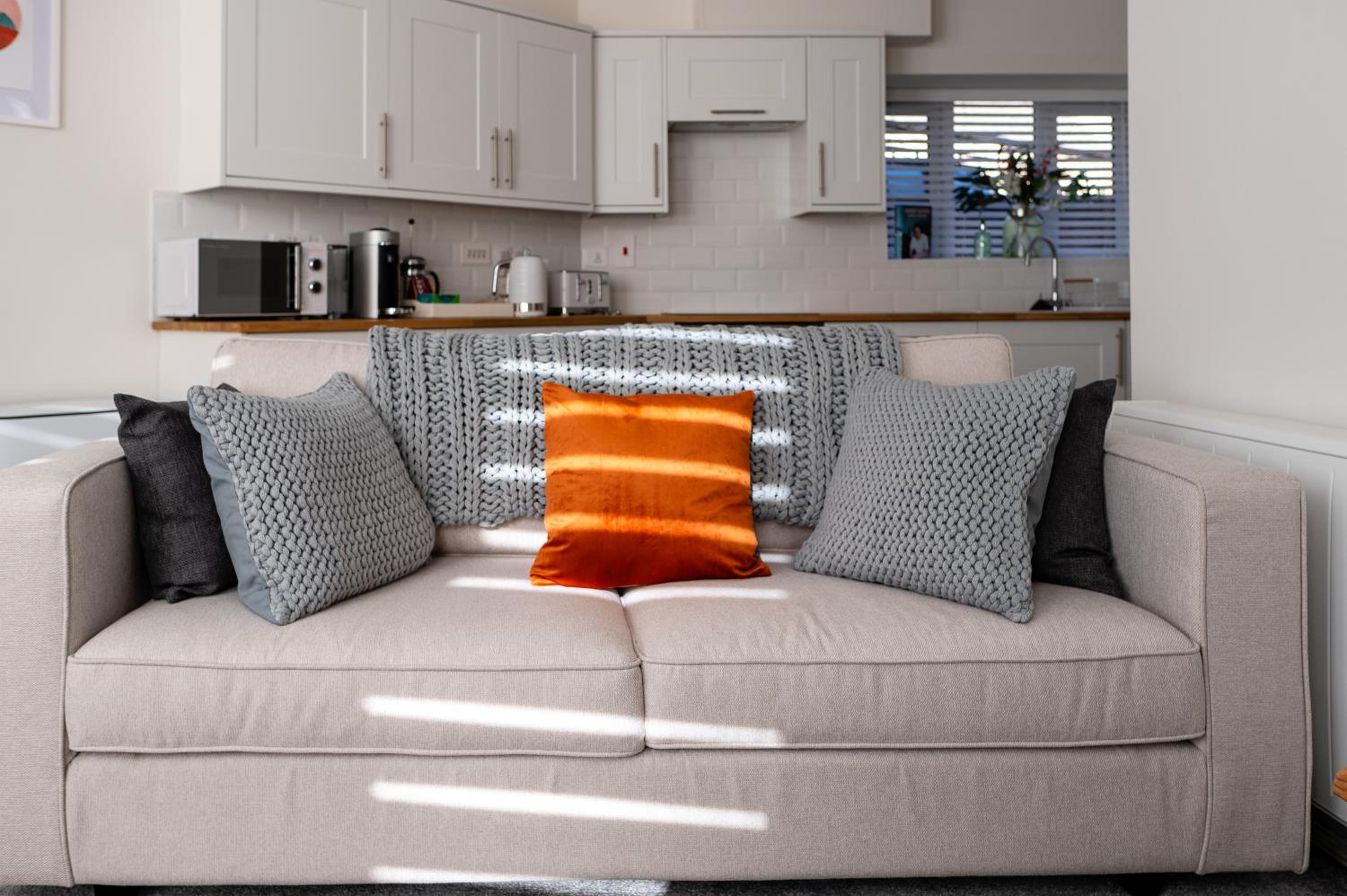 Bright and Spacious 2-Bed Apartment view 4