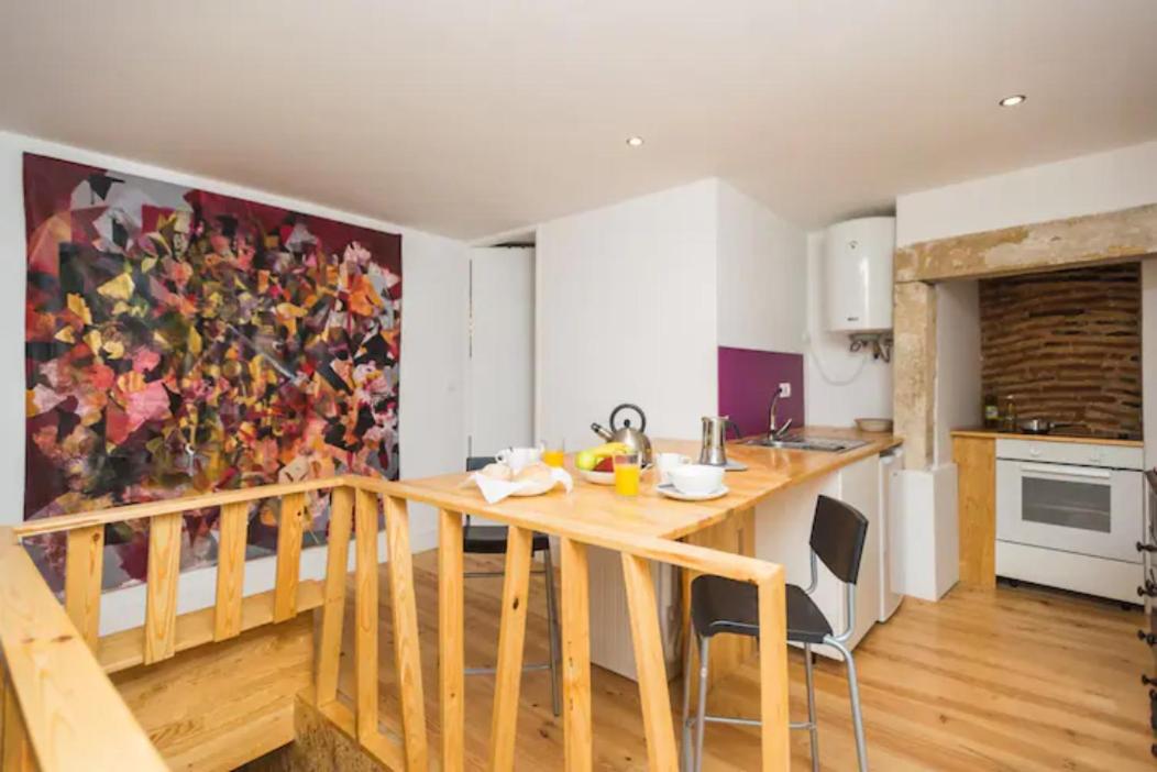 LX Townhouse Ideal for Big Groups Prime Location Trendy Street view 3