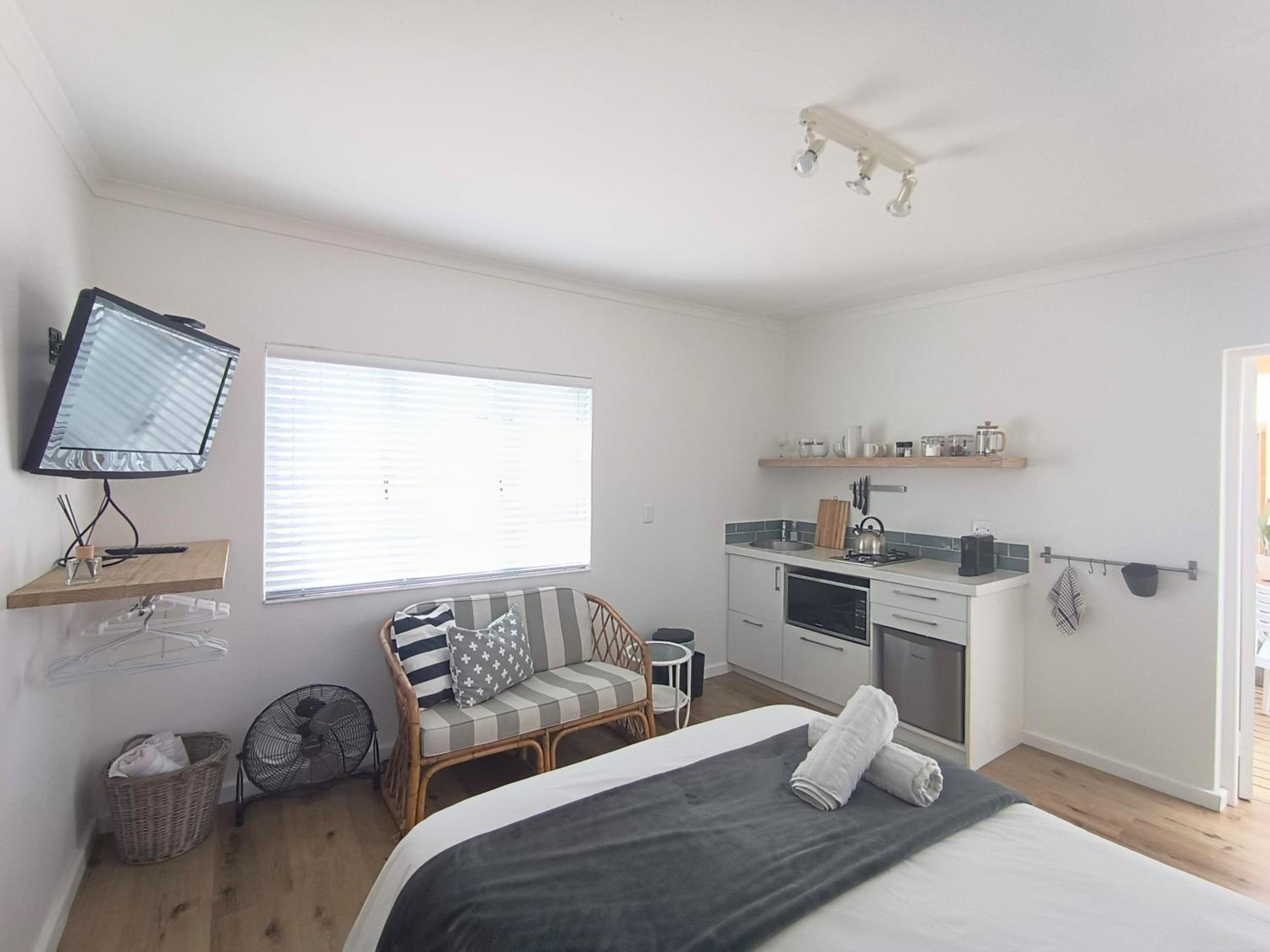 The Sanctuary Nook - 7 min walk to beach view 2