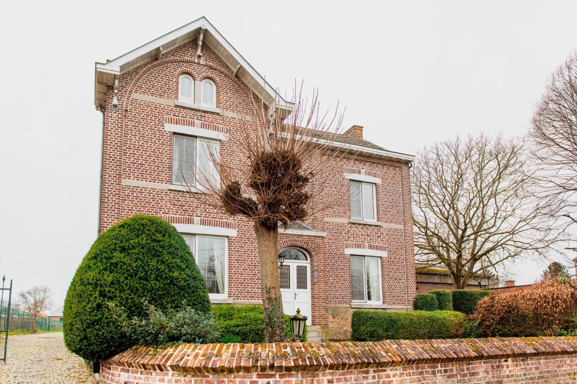 Beautiful mansion with swimming pool and jacuzzi