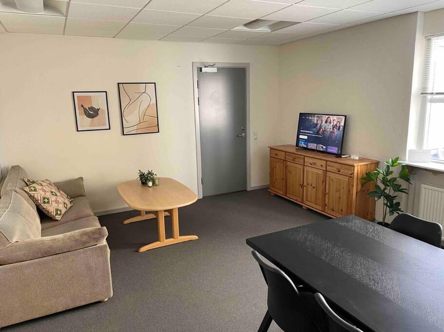 City 6-bedroom, private parking. view 4
