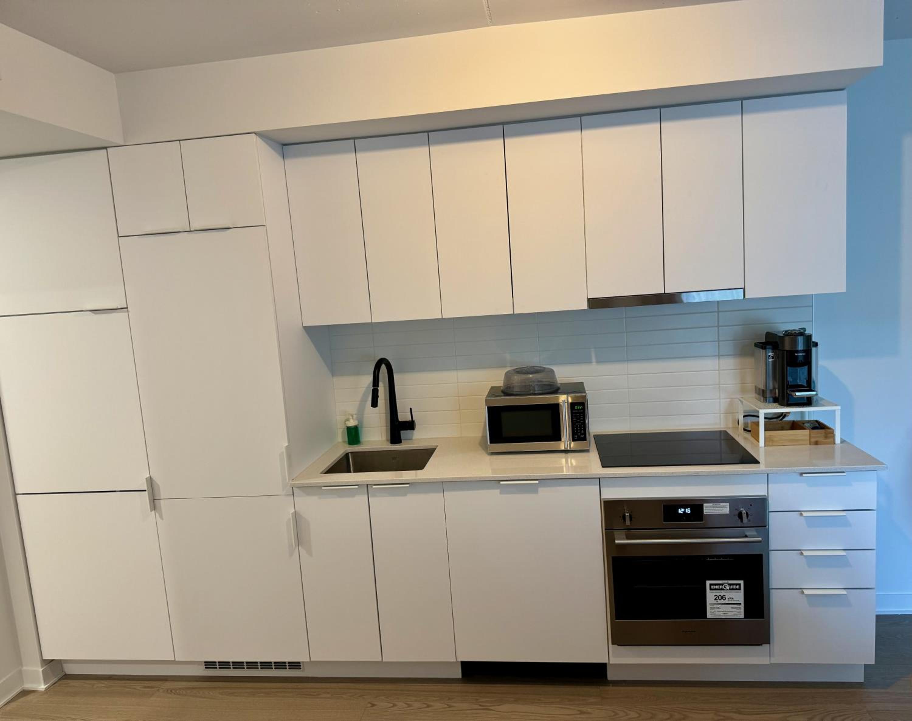 Beautiful and cozy new condo in downtown