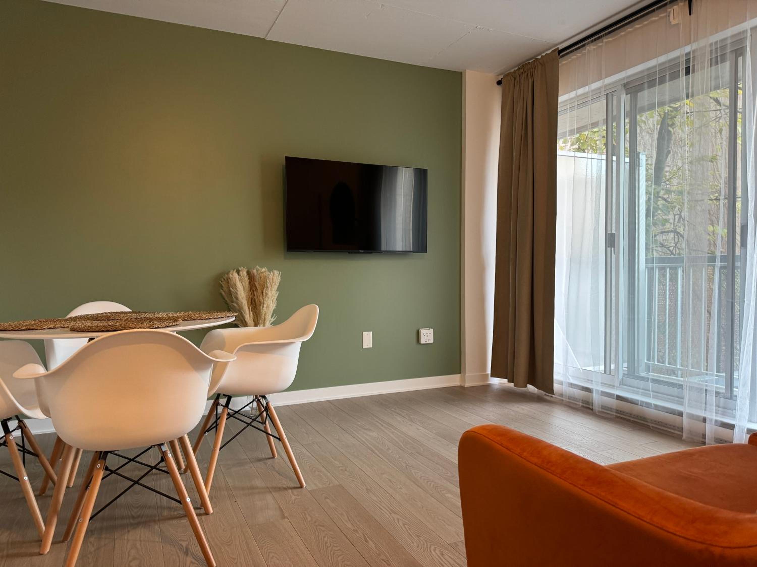 Beautiful and cozy new condo in downtown