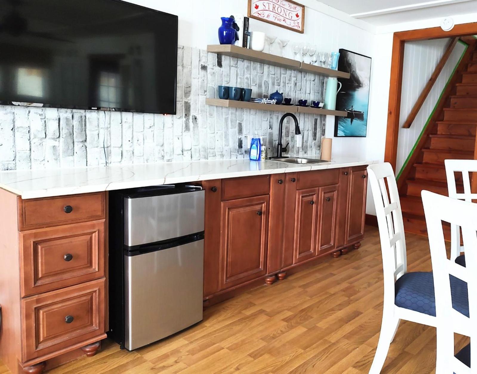 Lakehouse chalet on Sky Lake Ontario 5 bedrooms