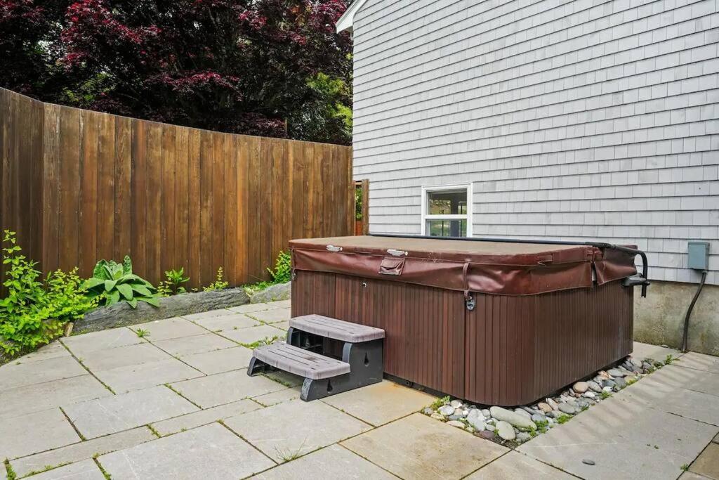 Little Creek Retreat Private hot tub & yard - RIBryan Properties