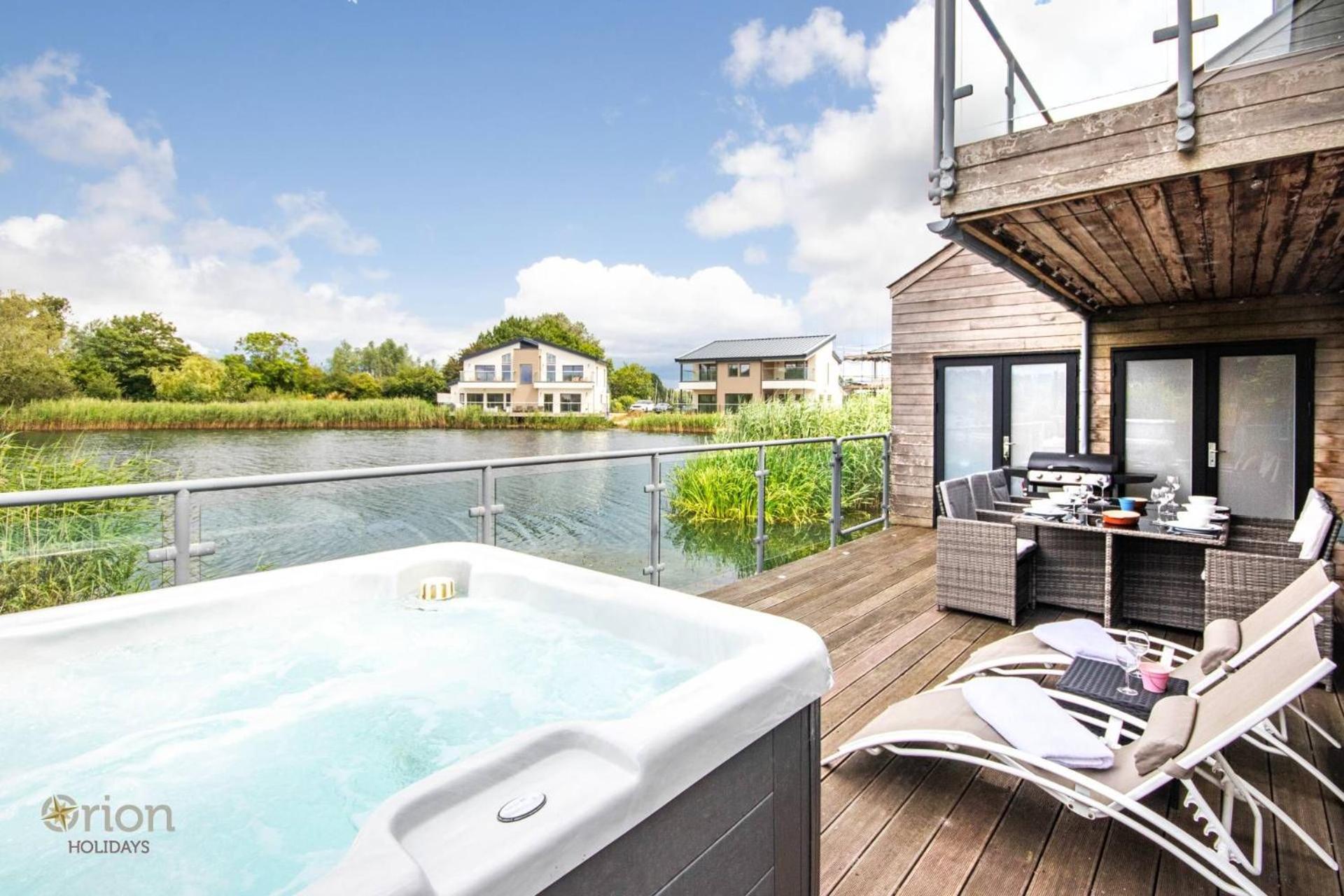 Waters Edge 04, Waterside Lodge P view 3