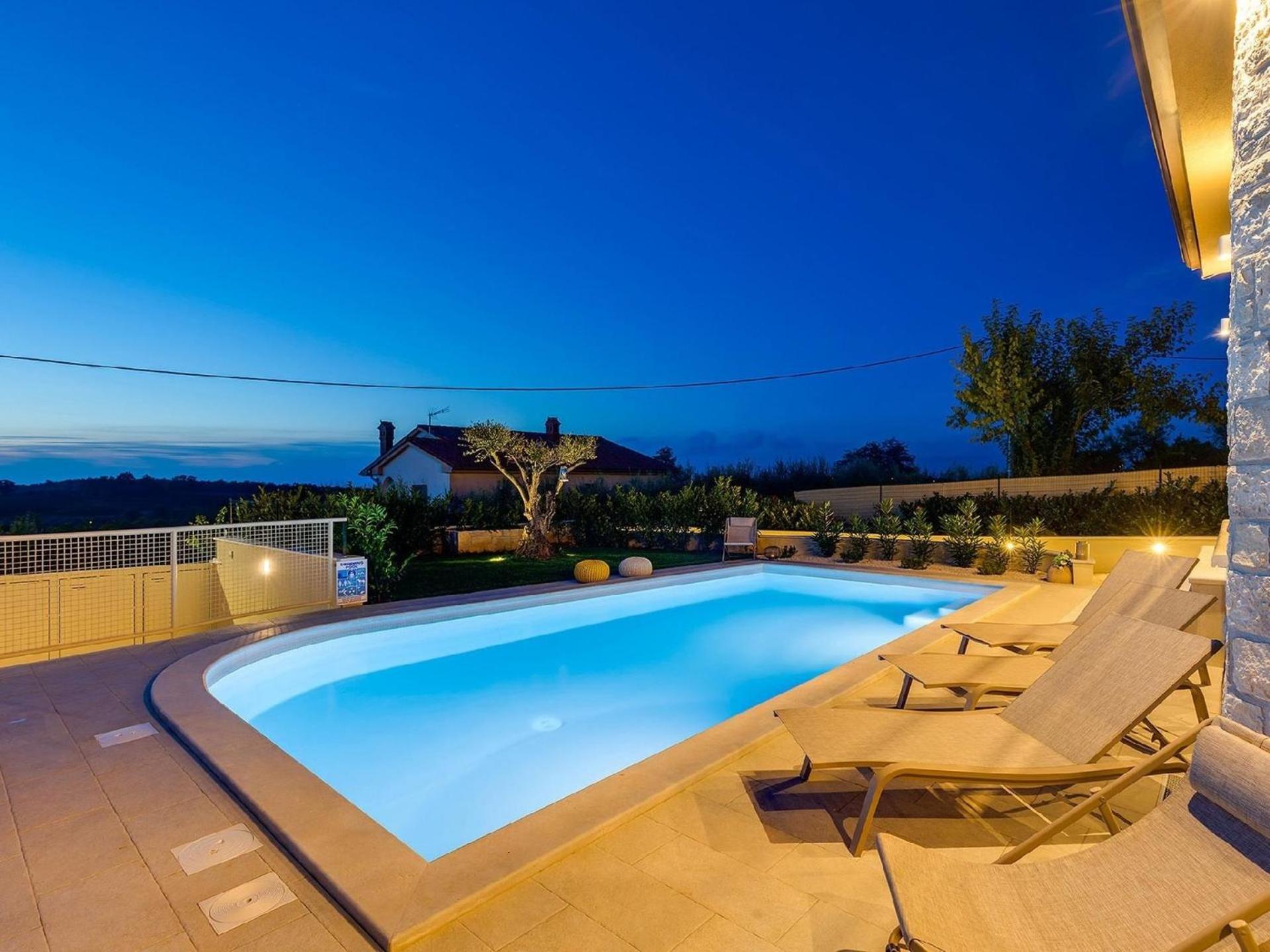Villa Mikela mit Pool und schönem Außblick view 2