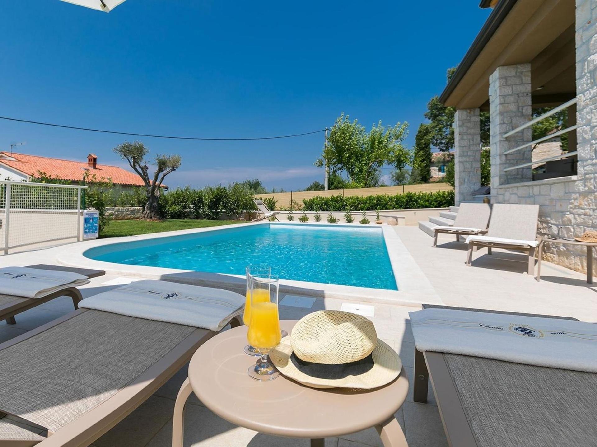 Villa Mikela mit Pool und schönem Außblick view 5