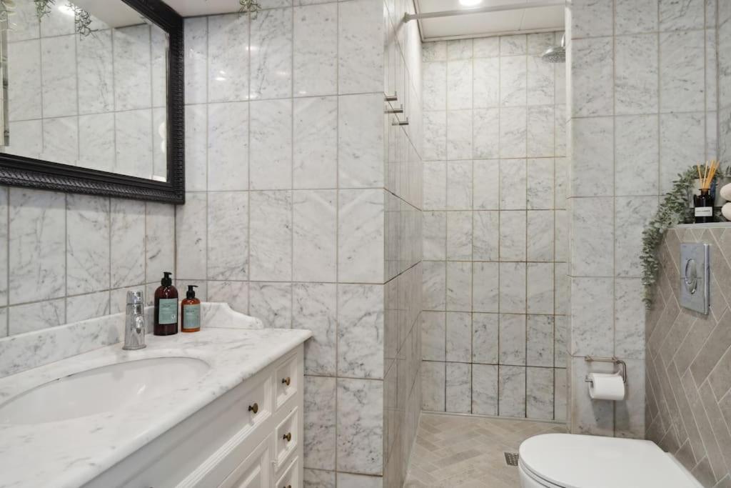 City center apartment w/ large private balcony