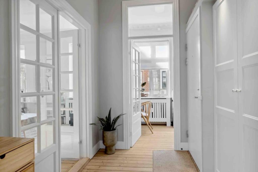 City center apartment w/ large private balcony