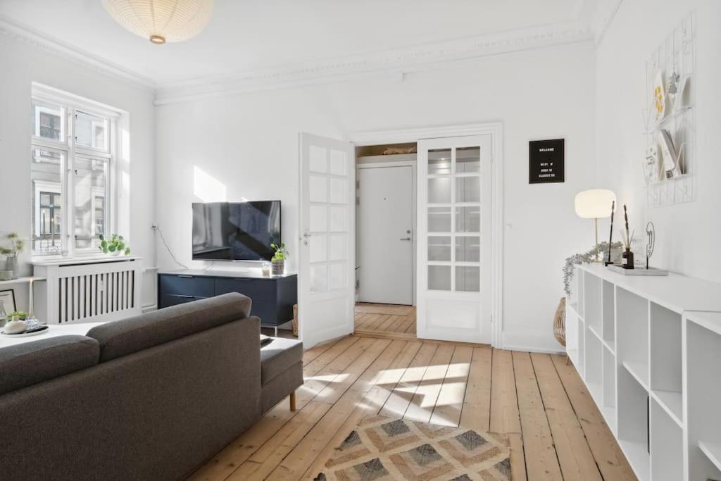 City center apartment w/ large private balcony