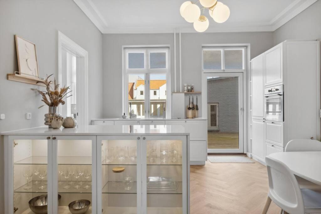 City center apartment w/ large private balcony