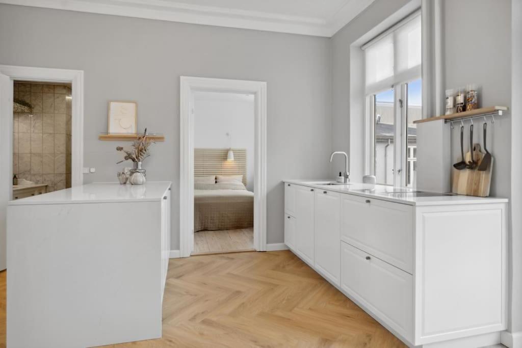 City center apartment w/ large private balcony