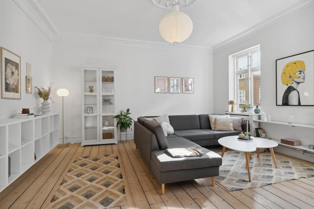 City center apartment w/ large private balcony