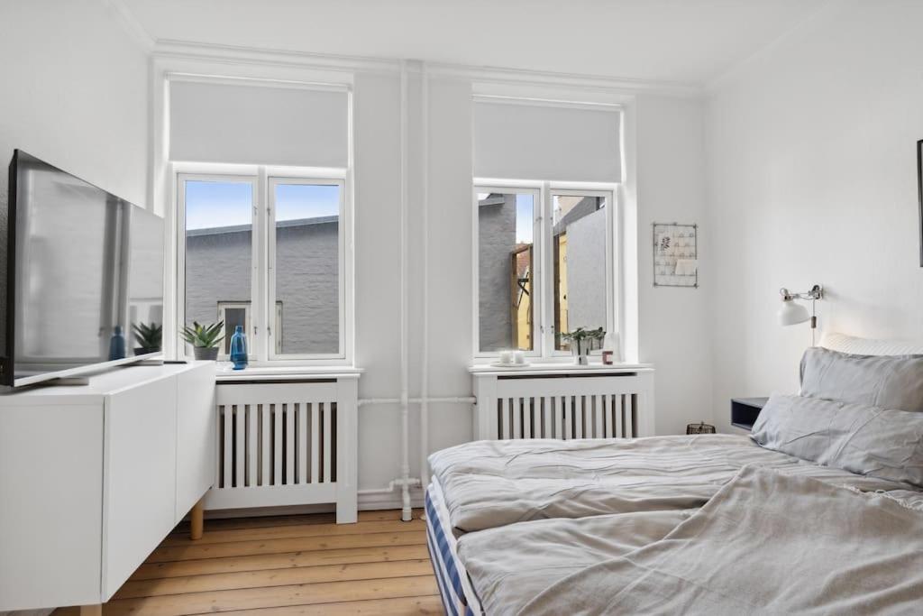 City center apartment w/ large private balcony
