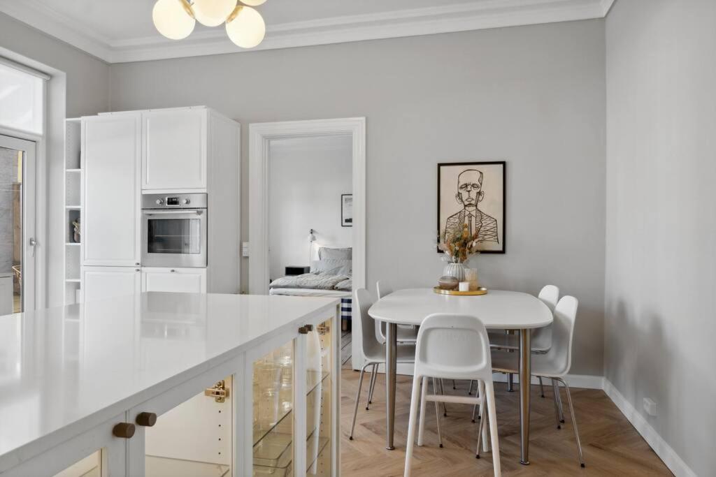 City center apartment w/ large private balcony