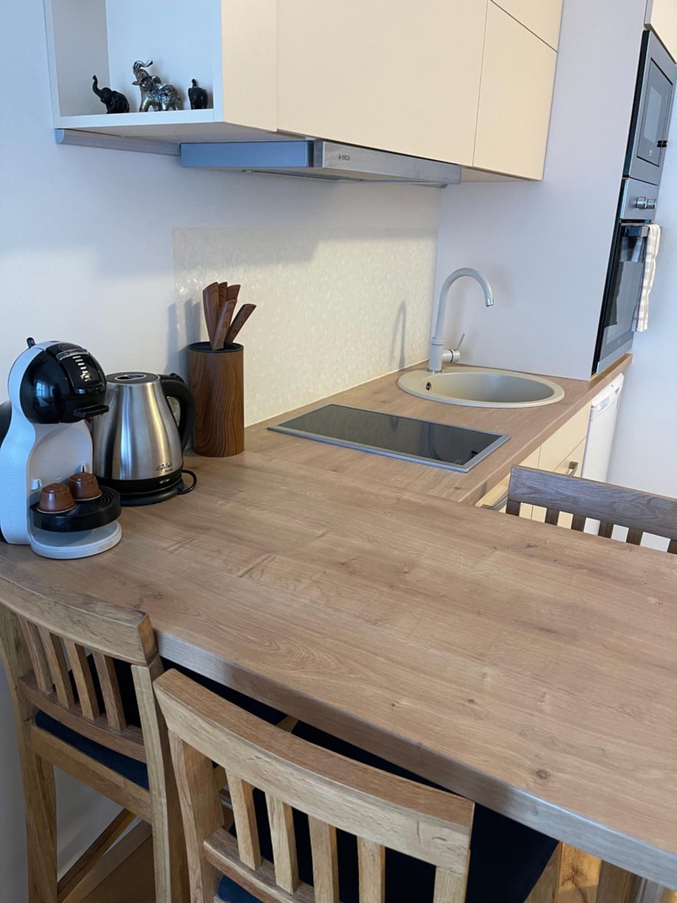 Cosy studio apartment near centre! Self check-in view 3