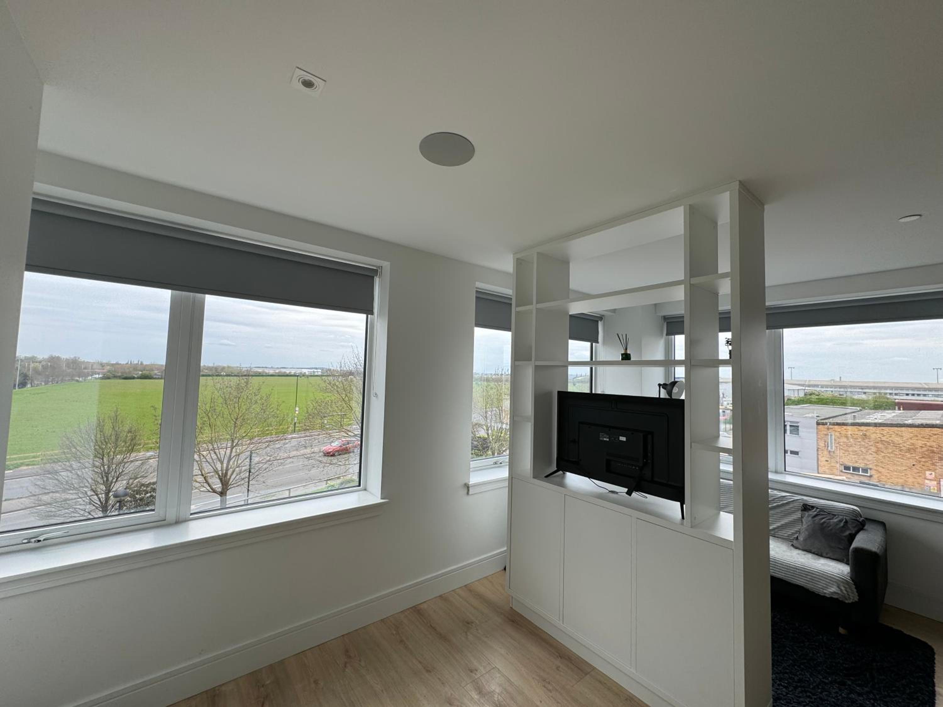 LUXX Apartment & Suites, London Heathrow Airport, Terminal 4, Piccadilly underground Train station nearby! view 5