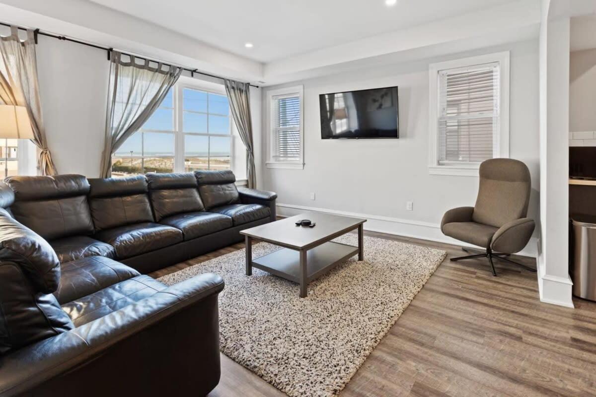 Modern 4BR 2BA Apt Steps to the Beach Open Living photo 2