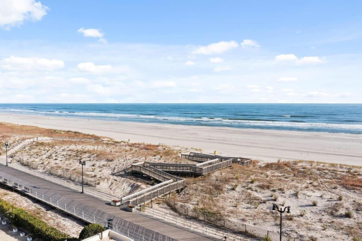 Modern 4BR 2BA Apt Steps to the Beach Open Living photo 3