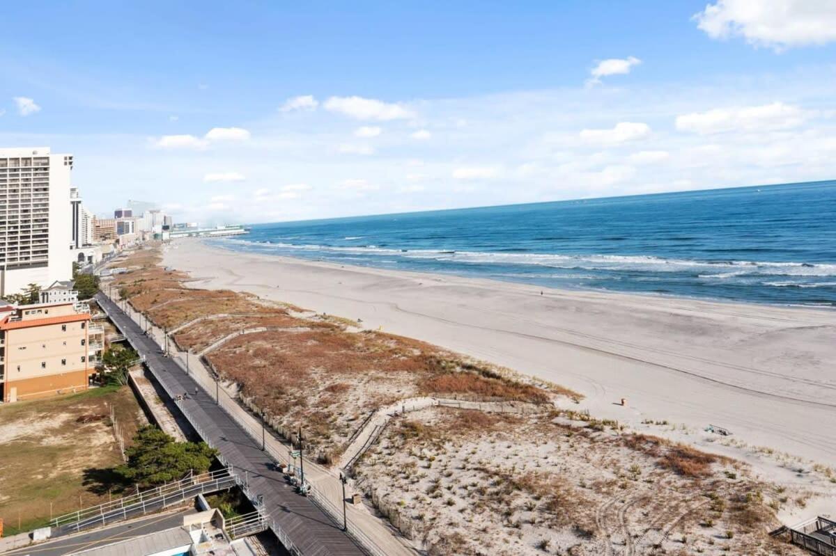 Modern 4BR 2BA Apt Steps to the Beach Open Living photo 5