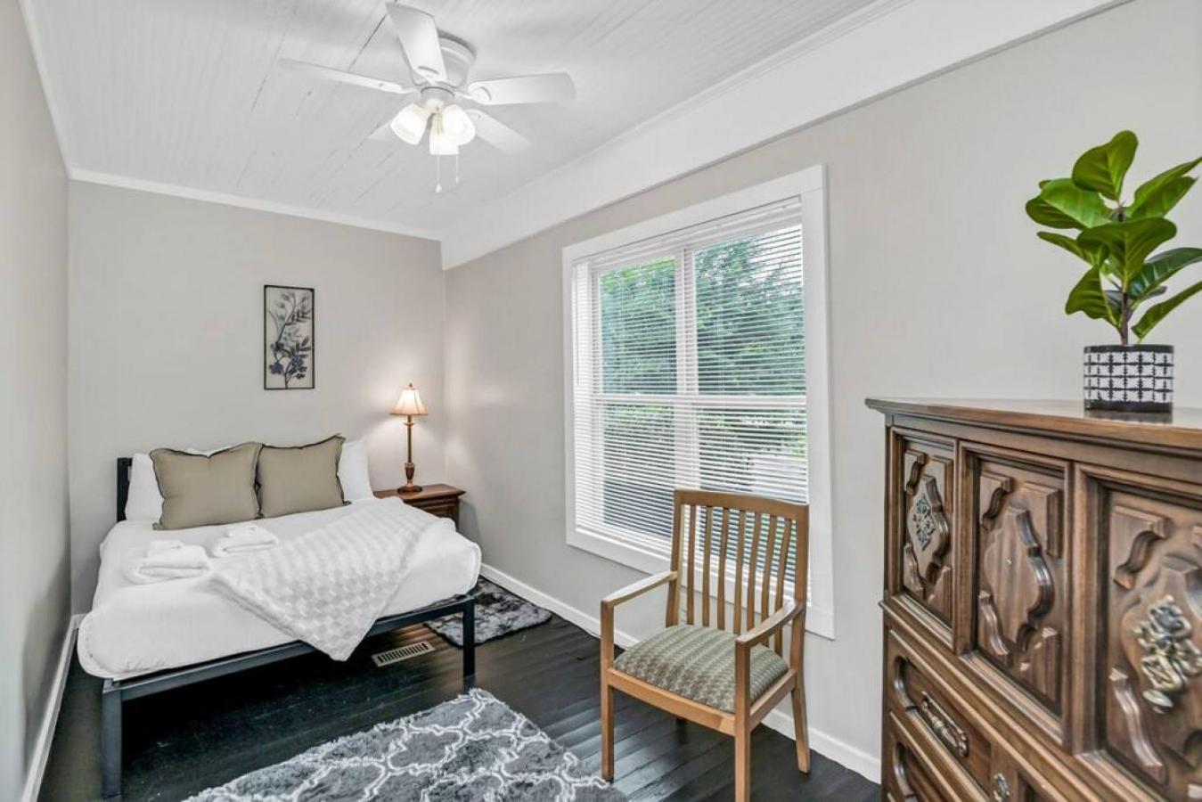 Spacious 5BR - Pet Friendly view 3