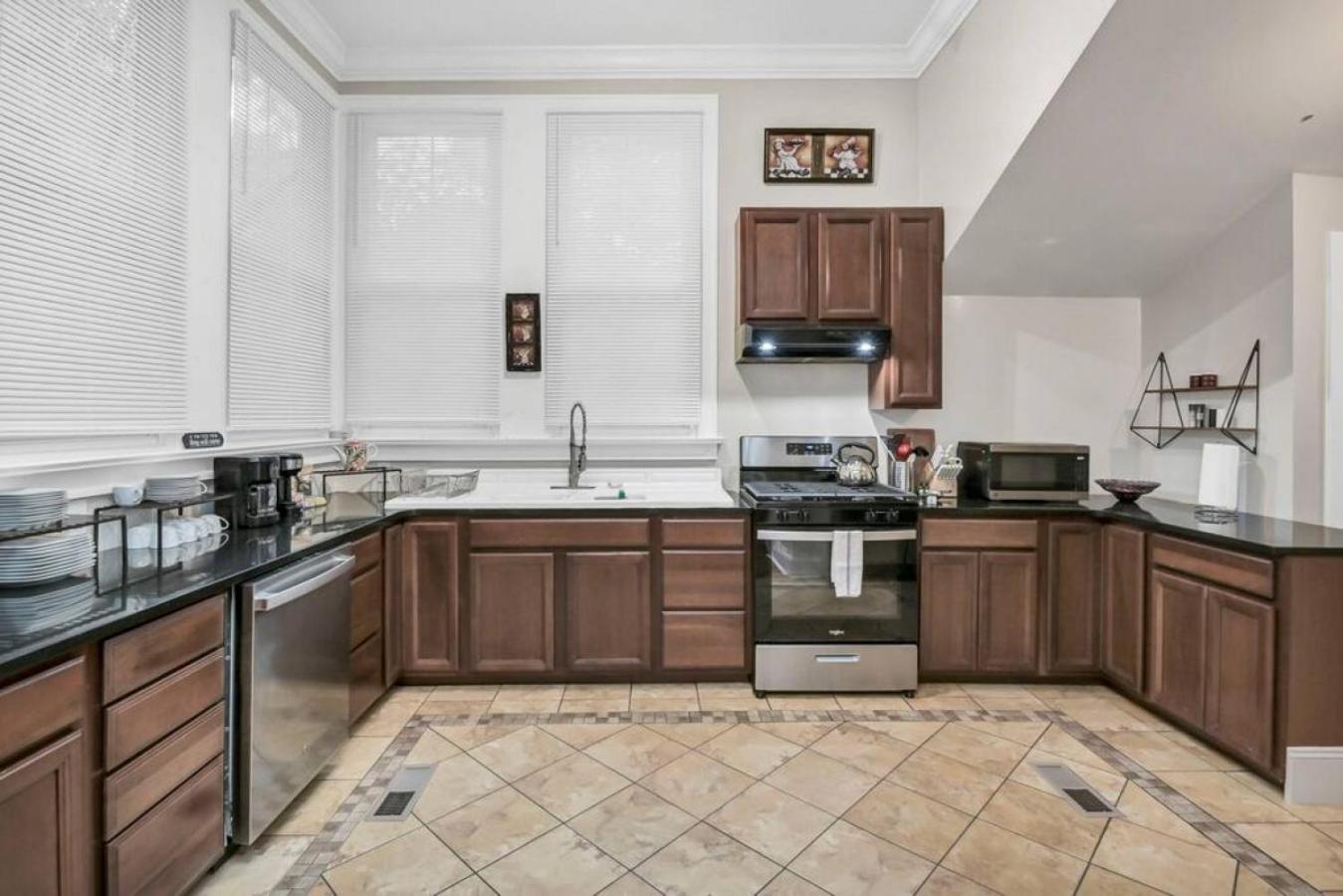 Spacious 5BR - Pet Friendly view 5