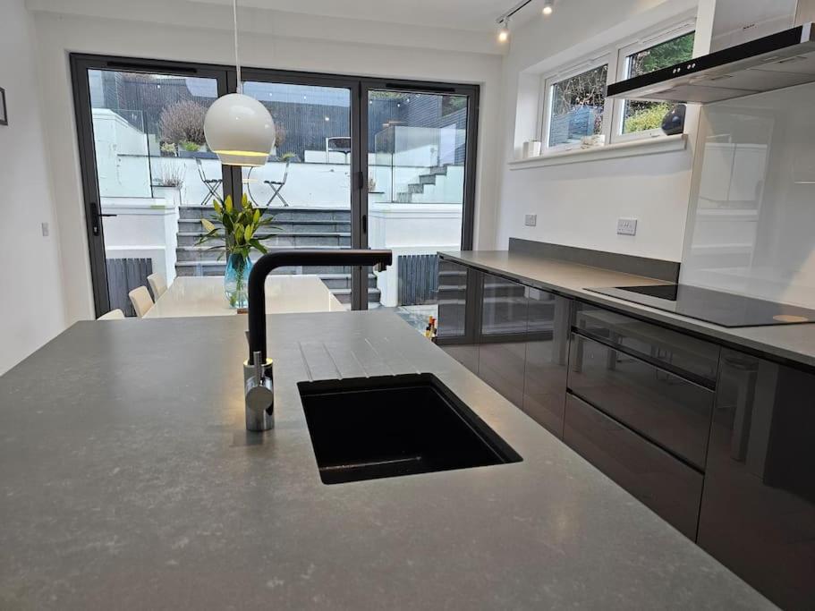 Kaimes Kip: Stylish Edinburgh Five Bedroom Home view 4