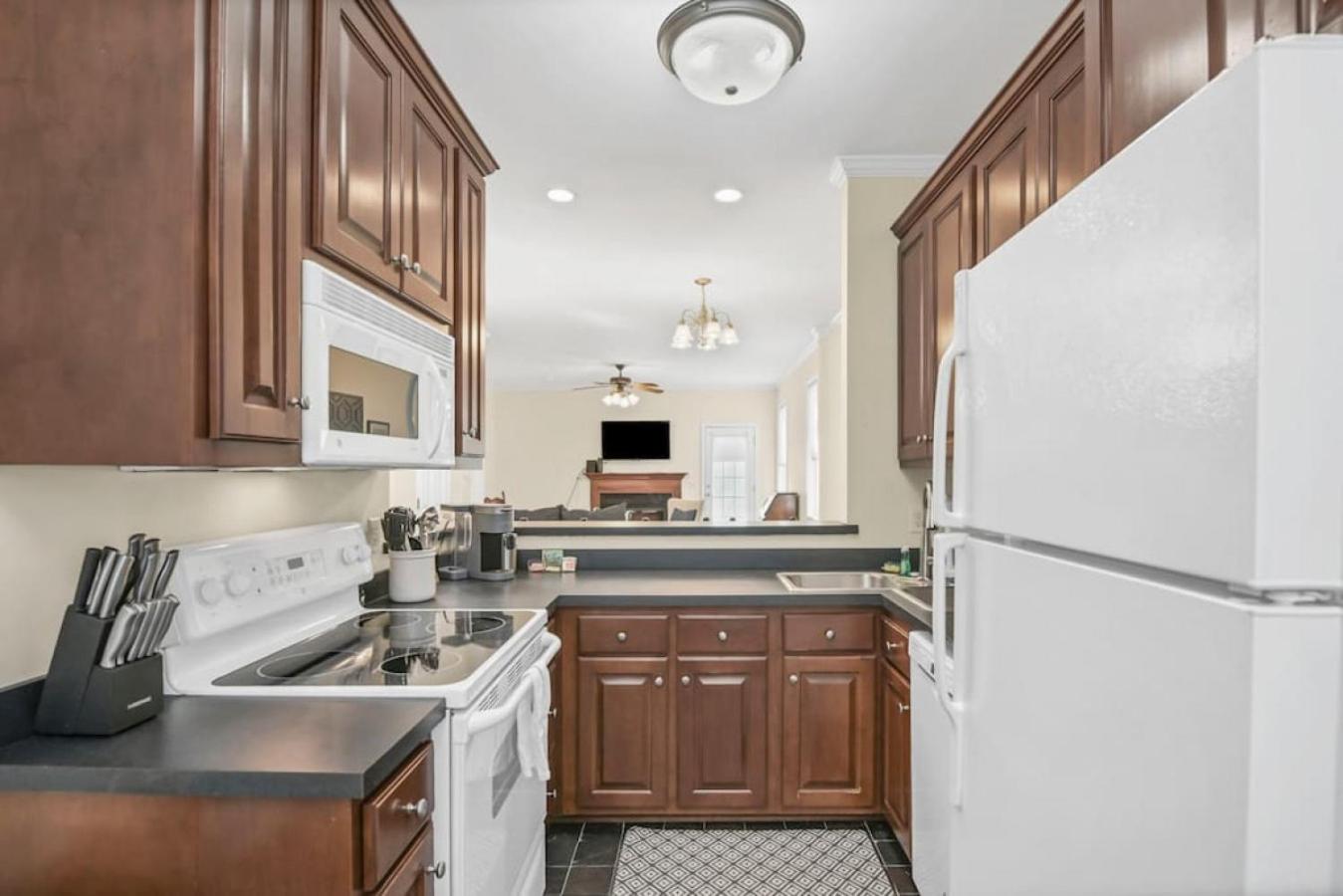 Cozy 2BR Home Near Ft Jackson view 3