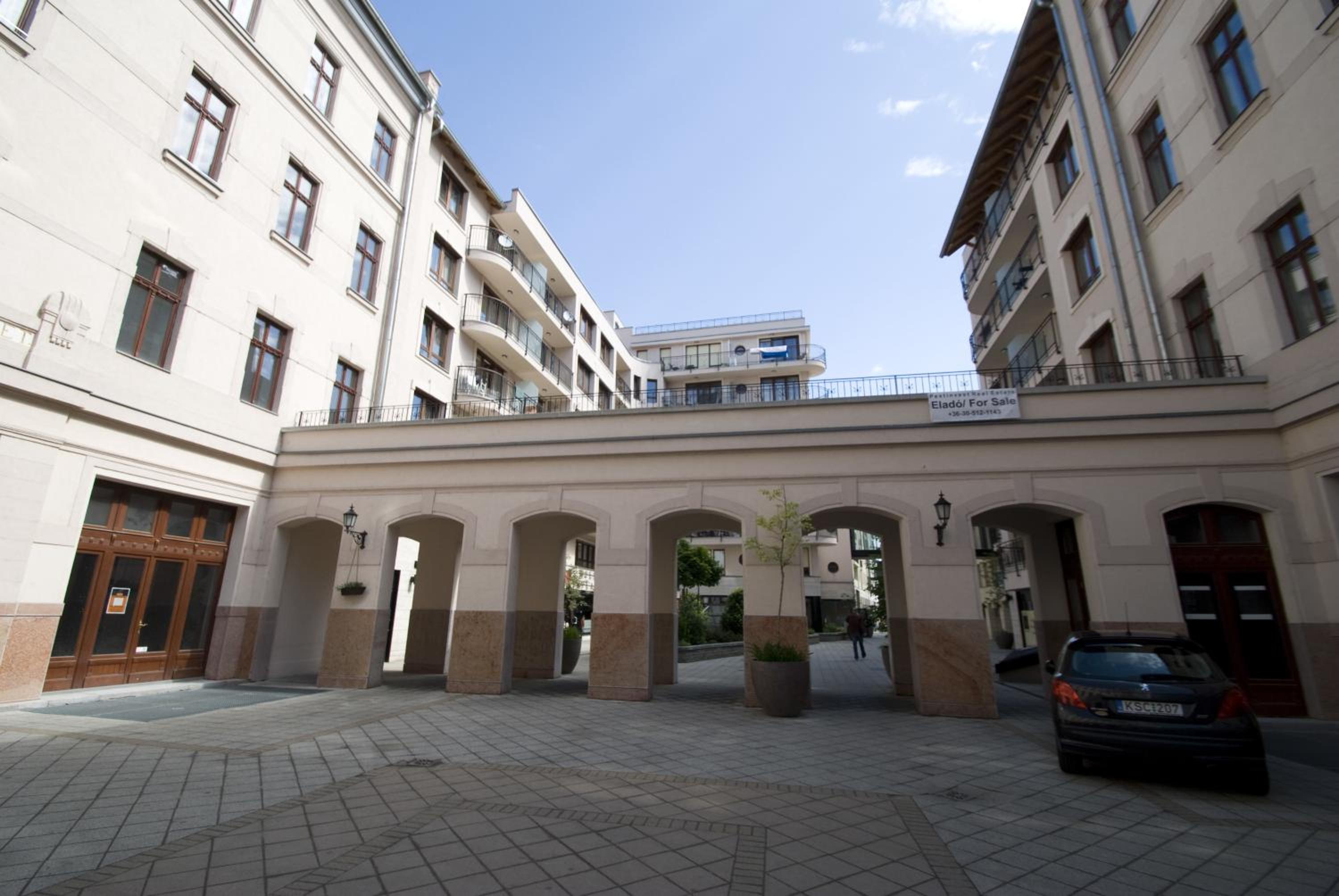 Gozsdu Spacious Apartment view 3