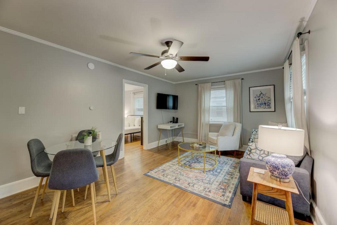 Lounge On Lincoln-Pet Friendly view 4