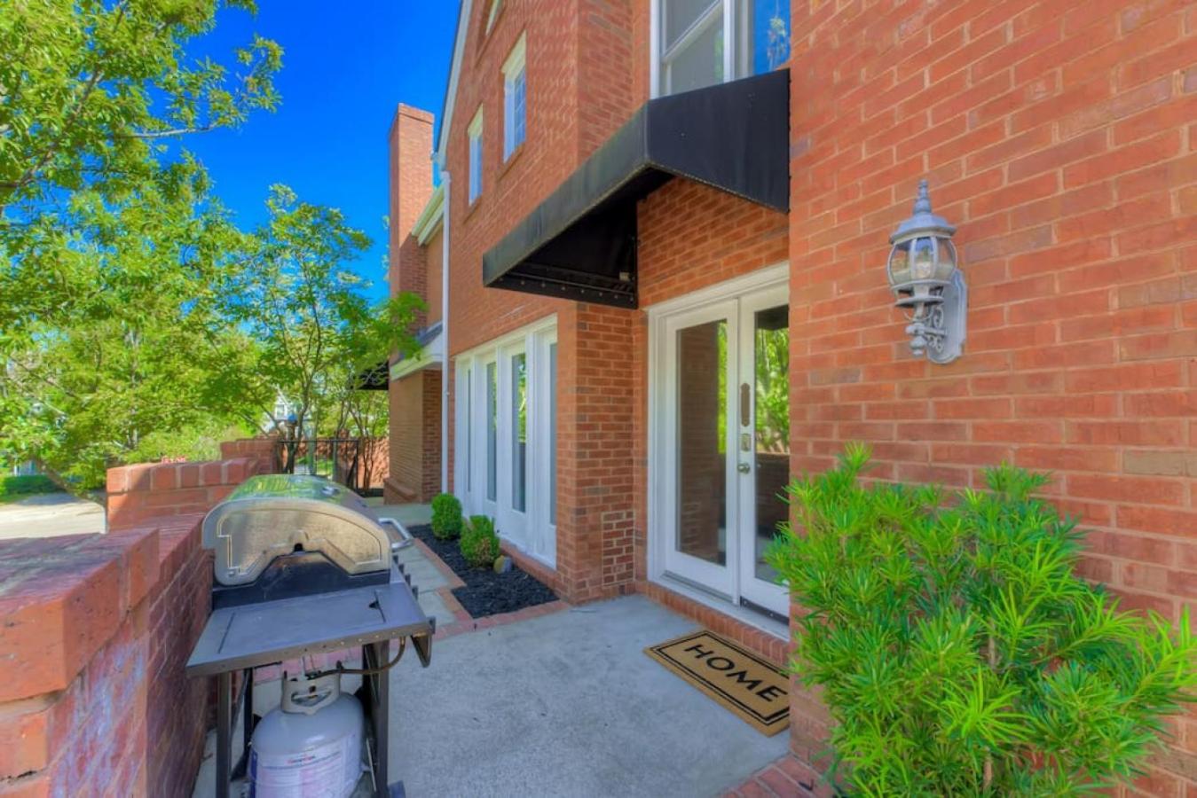 Trendy Columbia Townhome view 3