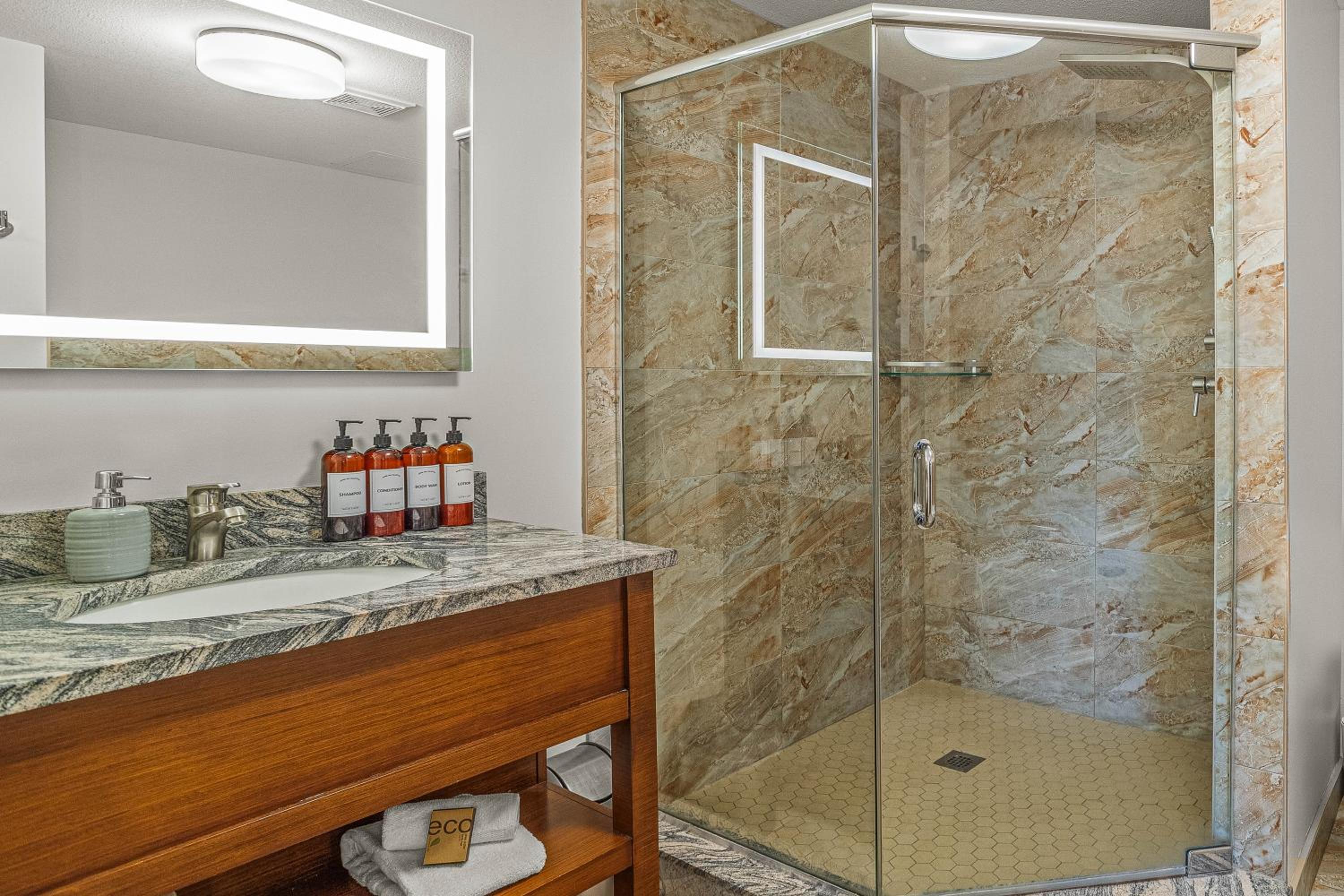 Romantic Mountain Escape Outdoor Hot Tubs & Private Balcony!