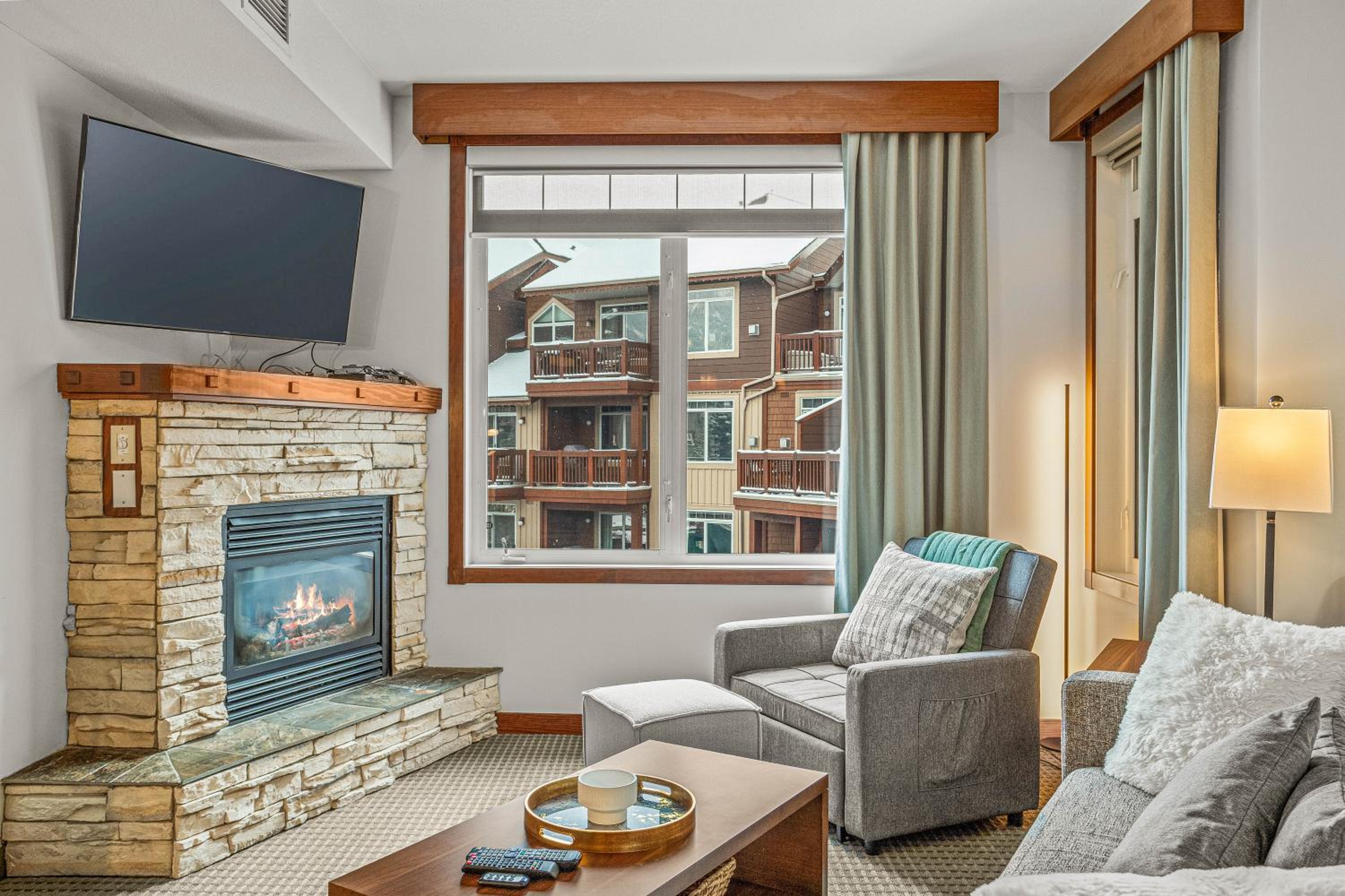 Romantic Mountain Escape Outdoor Hot Tubs & Private Balcony!