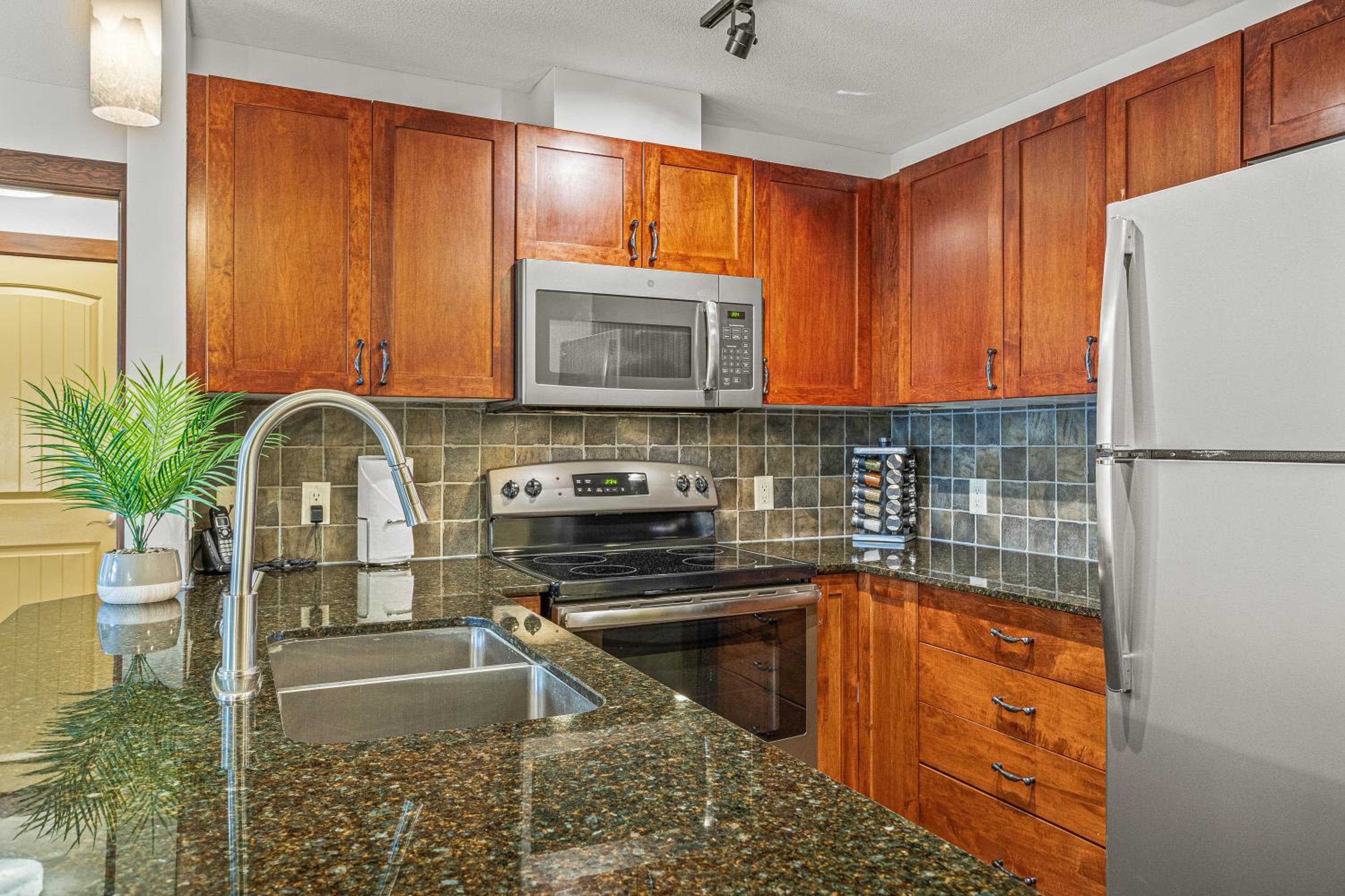Romantic Mountain Escape Outdoor Hot Tubs & Private Balcony!