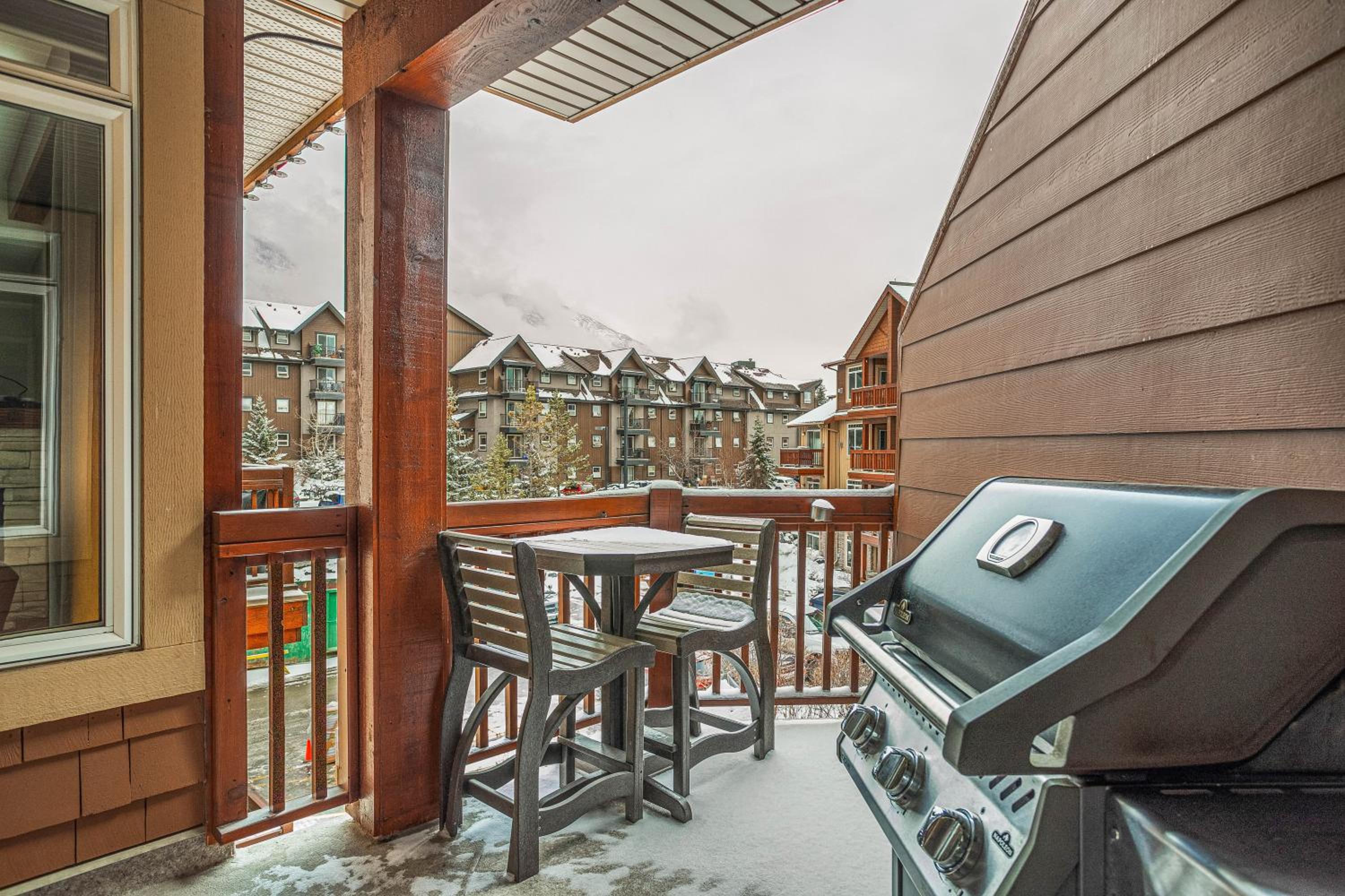 Romantic Mountain Escape Outdoor Hot Tubs & Private Balcony!