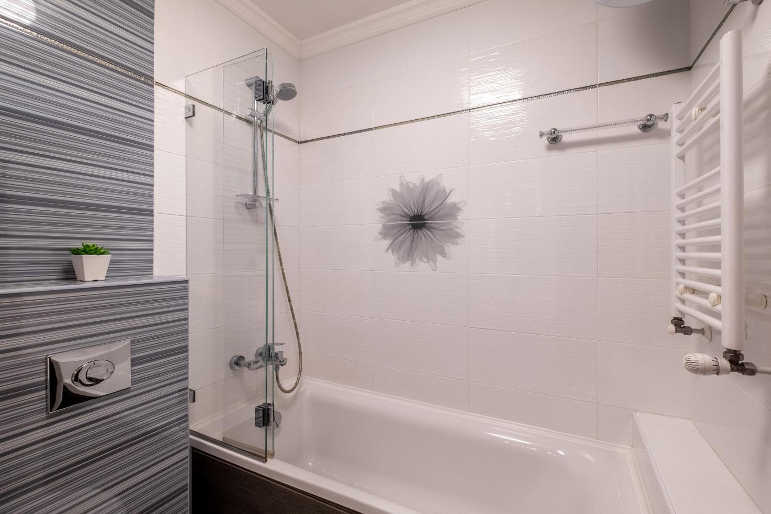 Jewelry - 1 bedroom apartment