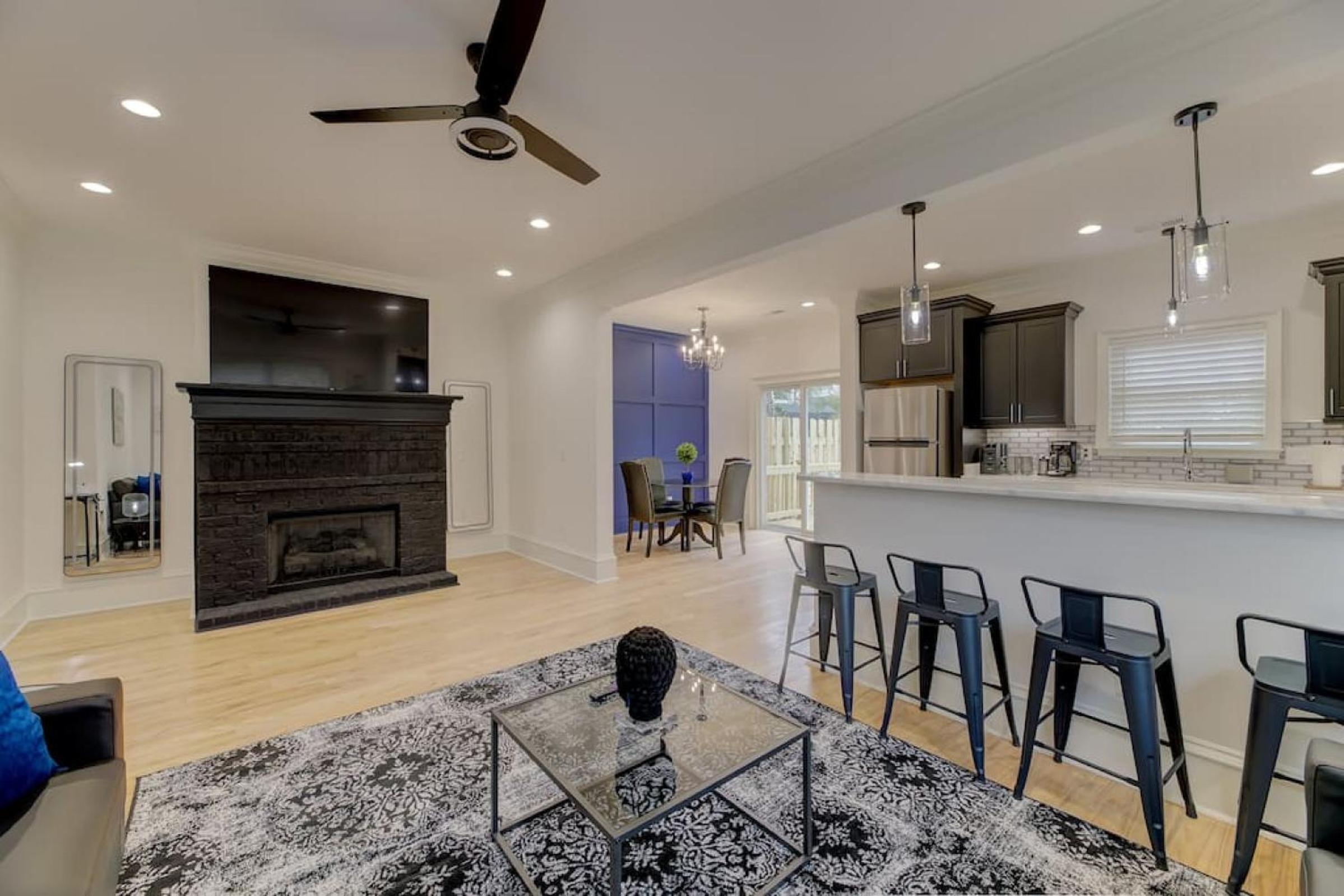 NEW Modern Townhome - Right - Families Welcome