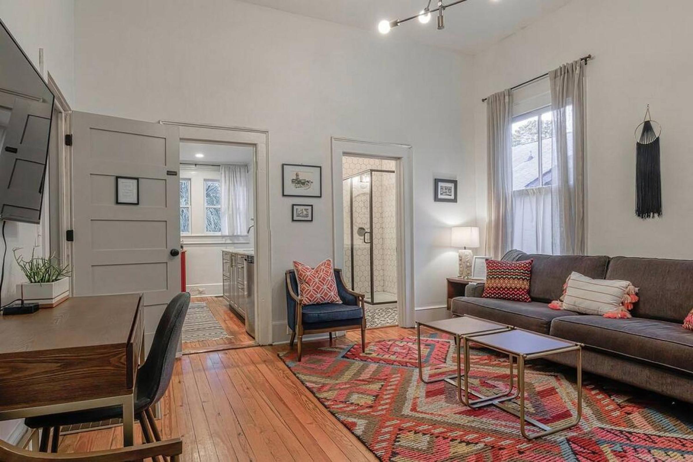 Queen Anne Travelers Apartment