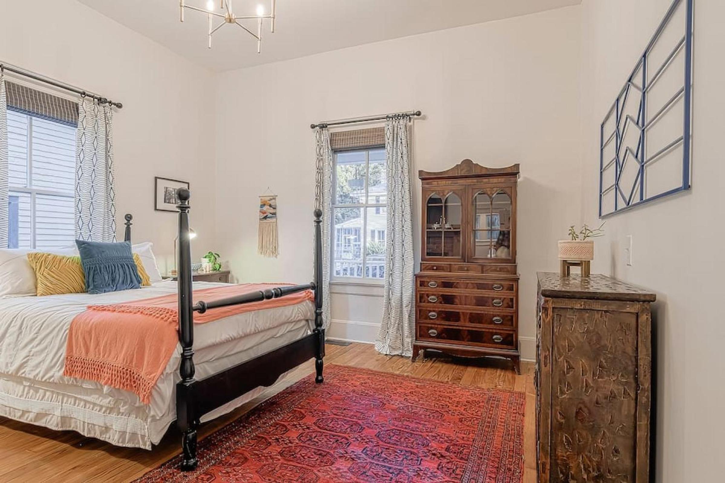 Queen Anne Travelers Apartment