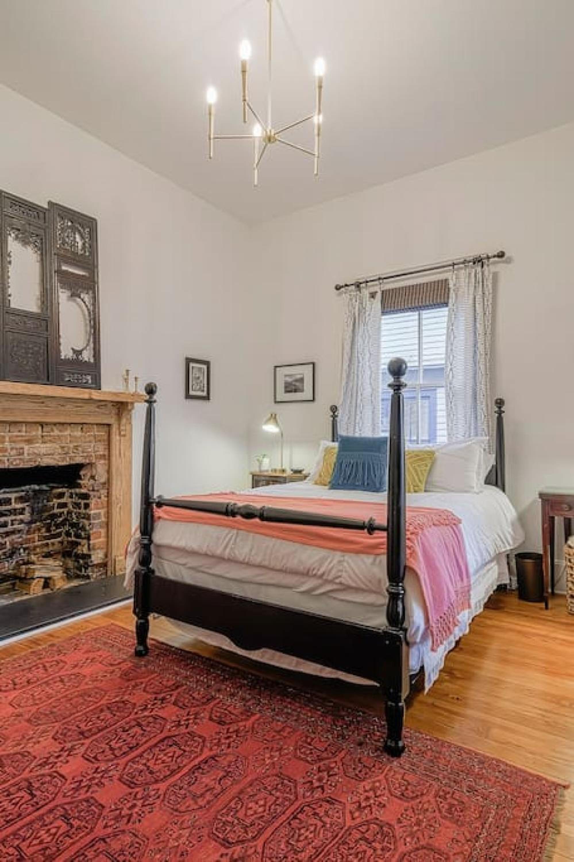 Queen Anne Travelers Apartment