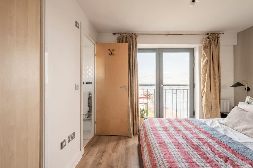 Calming Sea View City Apartment view 3